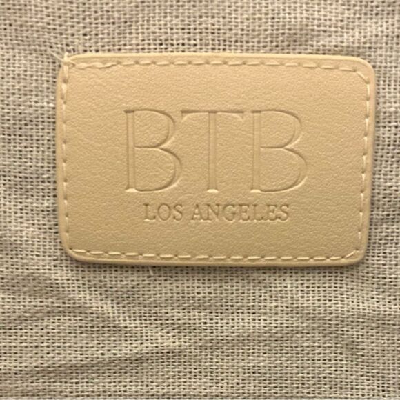 NWT BTB LOS ANGELES
Bahama Mama Stripe Tote In Sand/ Black Retail $132 - Picture 5 of 5